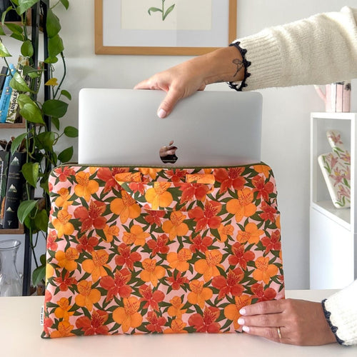 funda notebook computador estuche acolchado alstroemeria astromelia  flores flor flora chilena nativa 