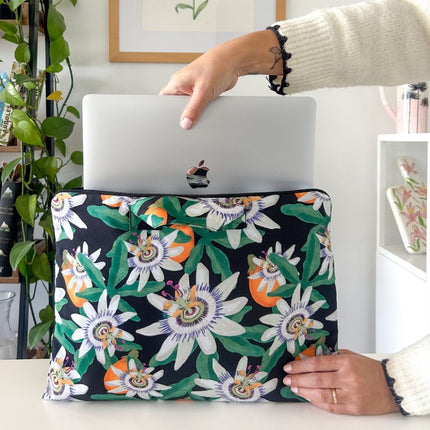 funda notebook computador estuche acolchado pasionaria passiflora flores flor flora chilena nativa 