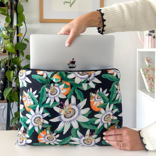 funda notebook computador estuche acolchado pasionaria passiflora flores flor flora chilena nativa 